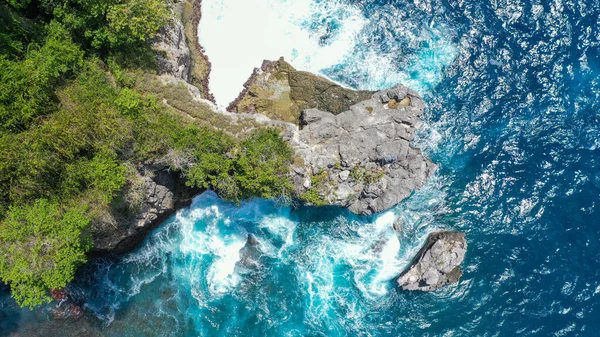 Widok Lotu Ptaka Uderza Skały Plaży Crystal Bay Nusa Penida — Zdjęcie stockowe