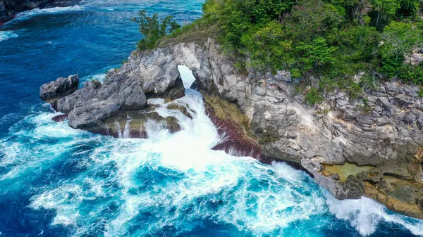 夏日里 蓝色大海中的白浪拍到了巨大的岩石 200 海滩海域 蓝色的大海 海浪冲击着岩石 Nusa Penida — 图库照片