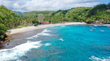 Yeşil tepeli kumlu kumsal manzarası. Crystal Bay 'de yaz tatili Nusa Penida Adası, Bali