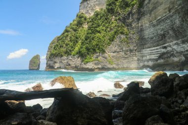 Güzel Panorama Vahşi Tropik Plajı. Tembelingan sahilindeki Turkuaz Denizi, Nusa Penida, Bali.