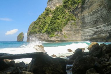 Güzel Panorama Vahşi Tropik Plajı. Tembelingan sahilindeki Turkuaz Denizi, Nusa Penida, Bali.