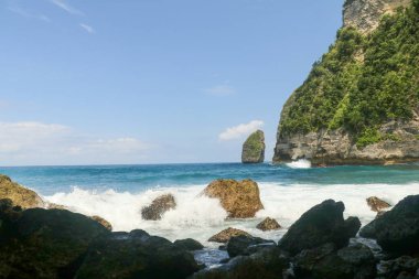 Güzel Panorama Vahşi Tropik Plajı. Tembelingan sahilindeki Turkuaz Denizi, Nusa Penida, Bali.