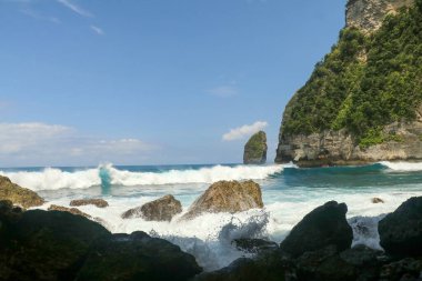 Dalgalar Kireçtaşı Kayalıkları 'ndaki Kireç Taşları' ndaki Kireç Taşları İçindeki Suyu Zorladı.