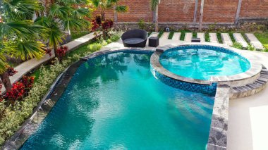 Nusa Penida Bali 'deki bungalovda boş mavi yüzme havuzu.