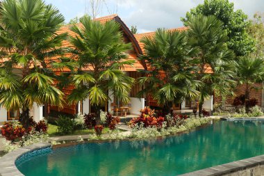 Nusa Penida 'daki tropik bungalovda basit bir yüzme havuzu..