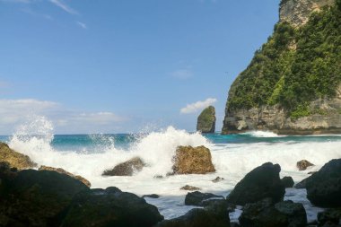 Dalgalar Kireçtaşı Kayalıkları 'ndaki Kireç Taşları' ndaki Kireç Taşları İçindeki Suyu Zorladı.