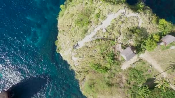 Luchtdrone top down zicht op enorme Atuh klif met trap met vele treden, Nusa Penida, Bali, Indonesië, 4k. Klif afgerond met diepblauwe Indische oceaan en kleine golven. Beroemde reisplek — Stockvideo