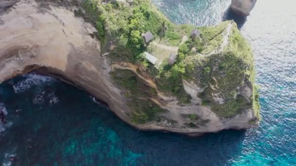 Wooden hut in the treetops on a rocky cliff in the Indian Ocean on the island of Nusa Penida — Stock Video