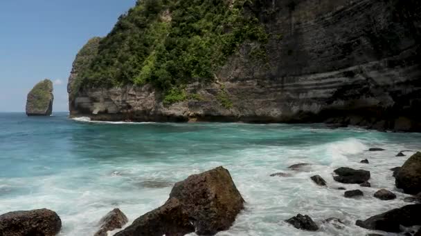 Olas del océano golpeando rocas en la costa, mar en la orilla — Vídeos de Stock