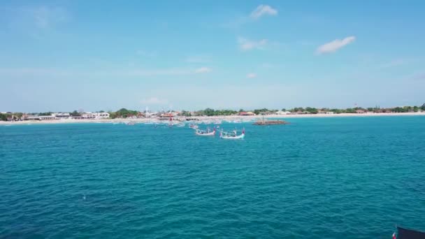 Vuelo aéreo sobre la playa de arena tropical con barco de pesca tradicional en el fondo de agua de mar azul y hermoso cielo azul. 4K — Vídeo de stock