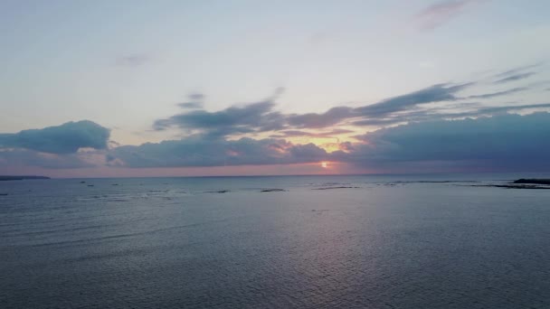 Légi felvétel a Jimbaran strandon, Bali szigetén. Narancs és rózsaszín naplemente — Stock videók