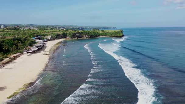 Pemandangan indah di pantai Balangan Bali dengan pantai pasir azure, pegunungan berbatu dan air laut jernih dari laut India pada hari yang cerah. Bali, Indonesia — Stok Video