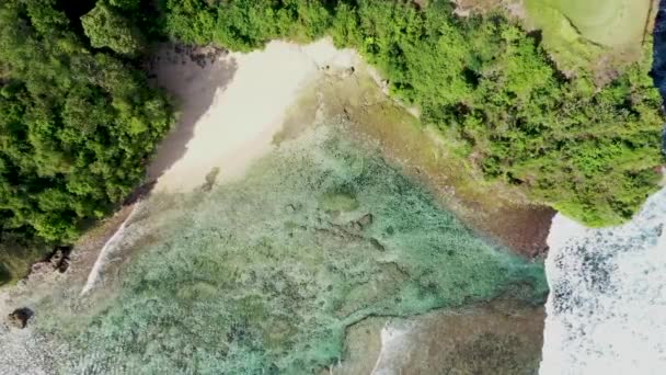 Balangan playa aérea drone amplia vista. Olas, arena, hierba, surfistas, acantilado, agua de color. Lo mejor de Bali. Paraíso del surf de Indonesia — Vídeo de stock