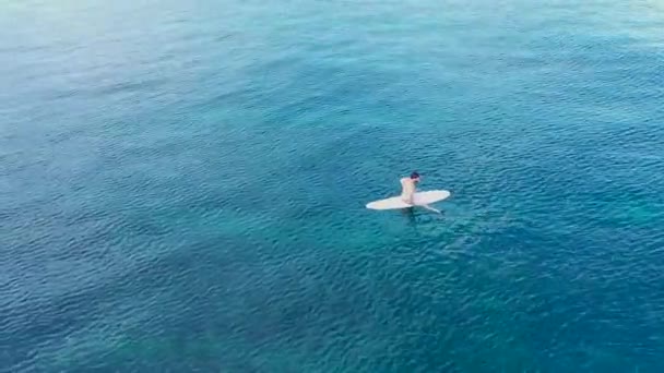 Flygfoto över surfare på Balangan stranden, Bali, Indonesien — Stockvideo