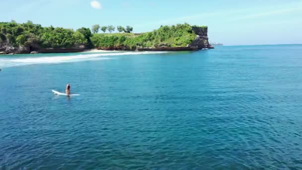 Fale oceaniczne zbliżenie i widok kamiennych klifów od strony oceanu. Plaża Balangan światowej sławy jako raj dla surferów i idealne miejsce na zdjęcia ślubne. Widok z lotu ptaka. Ocean surfować. Indonezja — Wideo stockowe