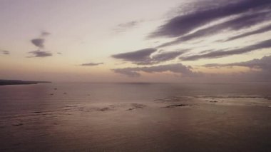 İnsansız hava aracı, kumsalda gün batımını seyrediyor. Bali, Endonezya