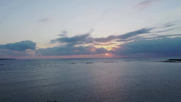 Zonsondergang over oceaan golven wassen zandstrand. Luchtzon ondergegaan boven bergsilhouet. Tropisch niemand natuur zeegezicht. Paradise eiland El Nido, Filippijnen, Azië op zee baai. Cinematische drone schot — Stockvideo