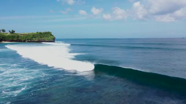 Arcobaleno sull'onda rotolante. Grande onda a Balangan Beach vicino al campo da golf New Kuta. Vista aerea — Video Stock