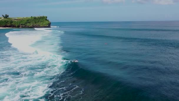 Oceaangolven op Balangan strand, Bali Indonesië. Zonsondergang op het strand — Stockvideo