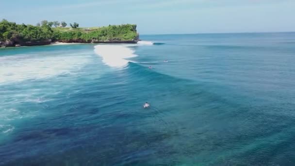 Widok z lotu ptaka pięknej fali oceanicznej i surfera próbującego na niej jeździć i wpadać do wody. Plaża Balangan, Bali, Indonezja — Wideo stockowe