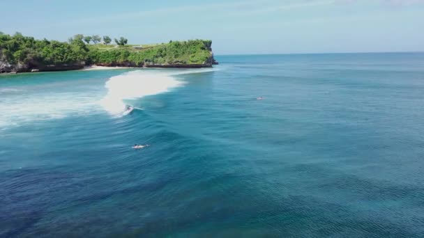 Hermosas olas turquesas del océano. Vista aérea superior. Bali, Indonesia. Surfistas montan la ola — Vídeos de Stock