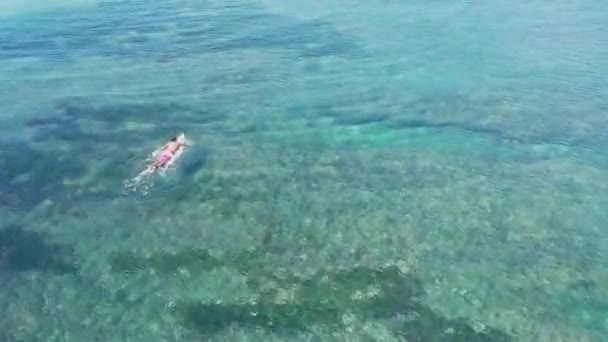 Vista aérea de los surfistas sobre las olas del mar, Maldivas. Imágenes de alta calidad 4k — Vídeos de Stock