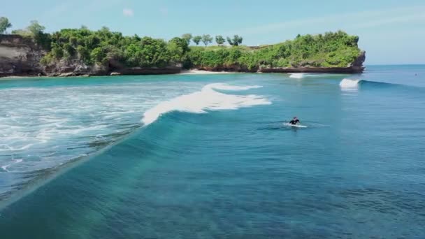 Drone flight over azure blue ocean with barreling waves on sunny day. Aerial video of ocean waves surface at summer. Blue ocean water texture. Nature, view from above — Stock Video