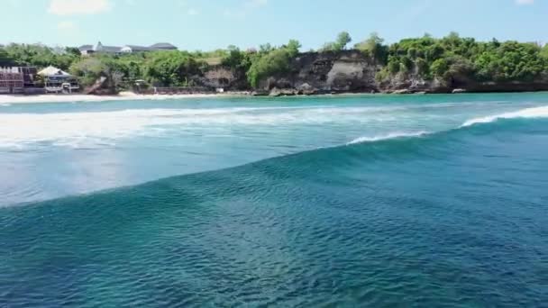 Top view of beautiful tropical beach seamless loop footage. Amazing Sandy coastline with white turquiose sea waves. Beautiful Aerial view of white sand beach and water surface texture, foamy waves — Stock Video