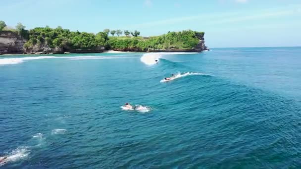 Schwenkclip von Surfer auf einer Welle blauen Ozeans reiten und am Ende fällt. Balangan Beach, Bali, Indonesien — Stockvideo