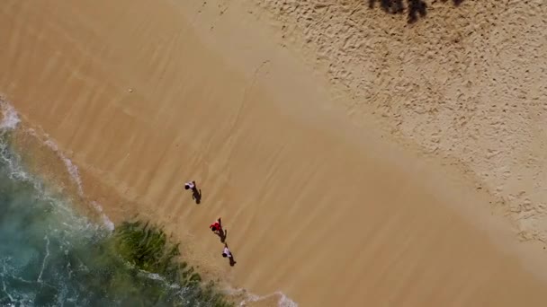 Vista aérea de la joven madre feliz con los niños construyendo un castillo de arena juntos en la orilla tropical. Mar pacífico andaman en Koh Lipe, Satun, Tailandia — Vídeo de stock