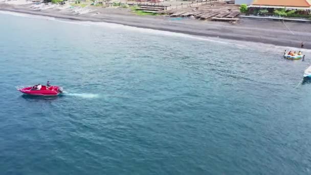 Vídeo de seguimiento de drones aéreos de lancha neumática de velocidad de costilla que cruza en alta velocidad en el mar Egeo azul profundo — Vídeos de Stock