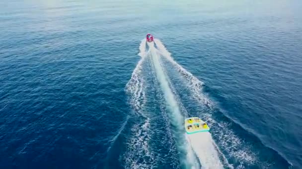 Toeristen hebben plezier op een opblaasbare Raft. Watersport zomeractiviteiten — Stockvideo