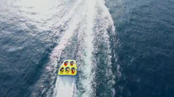 Primer plano Aerial drone arriba abajo seguimiento de vídeo de barco de velocidad de costilla inflable crucero en alta velocidad en el mar de Bali esmeralda — Vídeo de stock