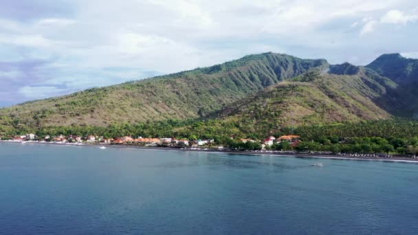 Paisagem tropical panorâmica de North Bali Island com pequena aldeia local na costa — Vídeo de Stock