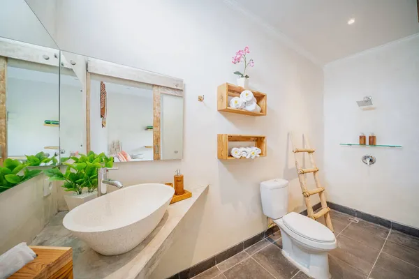Neues Modernes Weißes Badezimmer Weiße Handtücher Auf Holzregalen — Stockfoto