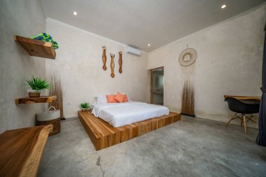 Yatak Yatağı ve Turuncu Yastıklar Sabahları Yatak Odasını Karıştırır.