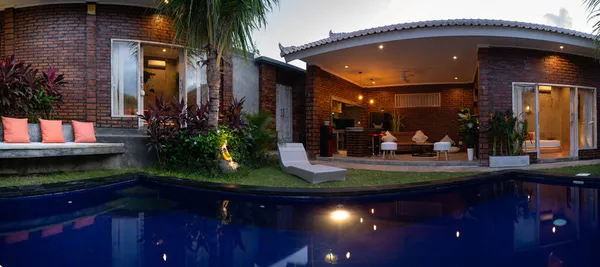 Casa Moderna Con Piscina Jardín Hora Verano —  Fotos de Stock