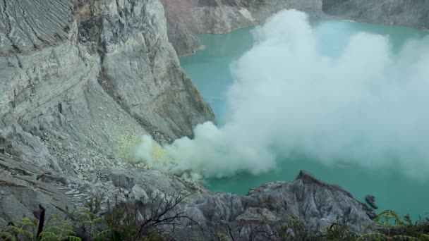 Cráter ácido lago Kawah Ijen donde se extrae azufre. Gas sulfuroso, humo. paisaje montañoso complejo volcánico de Ijen grupo de estratovolcanes en Java Oriental Indonesia — Vídeos de Stock