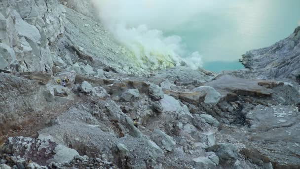 Mineros de azufre dentro del cráter del volcán Ijen en Java Oriental, Indonesia — Vídeos de Stock