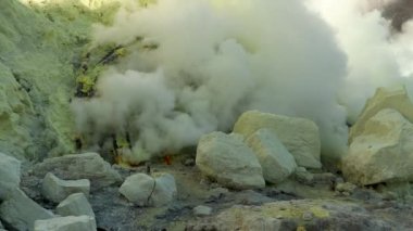 Doğu Java, Endonezya 'daki Ijen volkanında yanan sülfür dumanının yakın görüntüsü. Günaydın.