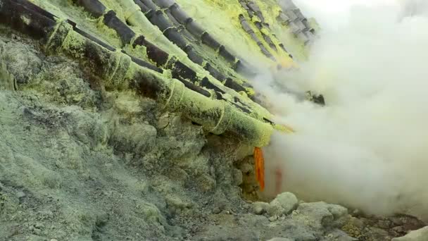 Gros plan des tuyaux en céramique utilisés pour l'extraction du soufre à l'intérieur du cratère du volcan Kawah Ijen, Java oriental, Indonésie — Video