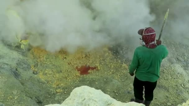 KAWAH IJEN, INDONESIA - 6 juni 2021. Zwavelmijnwerker die zwavel onttrekt aan solfatara in de krater van Kawah Ijen vulkaan in Oost-Java, Indonesië — Stockvideo