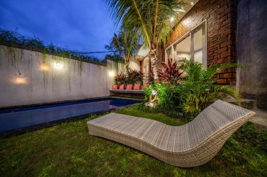 Havuzu, şezlong, şemsiye deniz ve gökyüzü şafakta arka plan üzerinde.