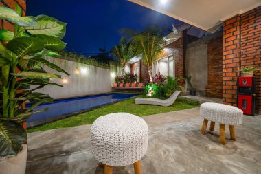 Havuzu, şezlong, şemsiye deniz ve gökyüzü şafakta arka plan üzerinde.