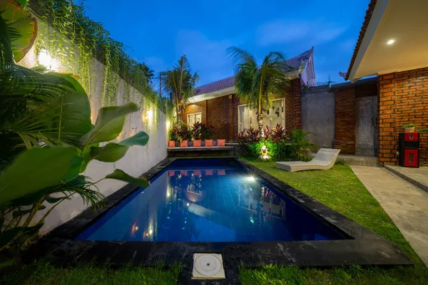 现代的房子 有室外游泳池 在夜间 — 图库照片