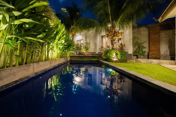 Piscina Jardín Tropical Por Noche —  Fotos de Stock