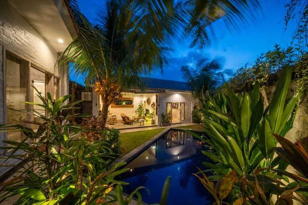 Canggu, Bali, Endonezya, 12 Ağustos 2018. Geceleri havuzu olan modern bir ev..