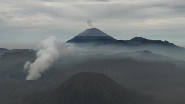 Niebla matutina en la caldera de Bromo. Nubes sobre el volcán Batok. En el fondo el volcán Semeru. Timelapse del volcán Bromo — Vídeo de stock