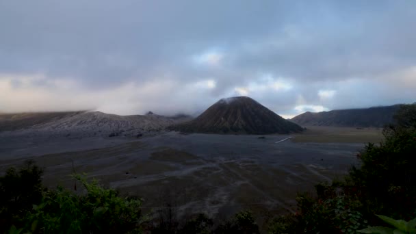 Caldera Bromo in de ochtend. Cloeds over vulkaan en rook uit krater. Timelapse bergwolken — Stockvideo