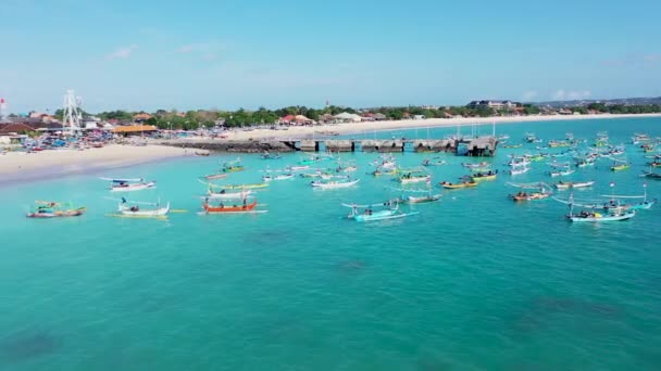 Trópusi homokos strand hagyományos halászhajó a háttérben azúrkék tengervíz és gyönyörű kék ég. 4K — Stock videók